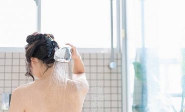 シャワーを浴びる女性